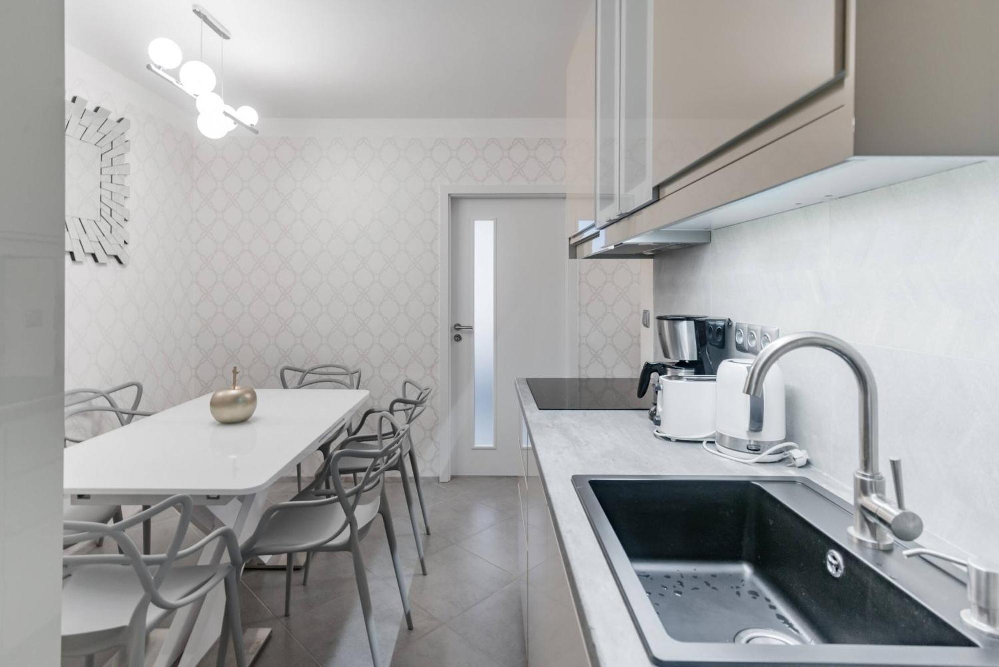 Pastel Art Deco 3bdr Ruterra Apartment *