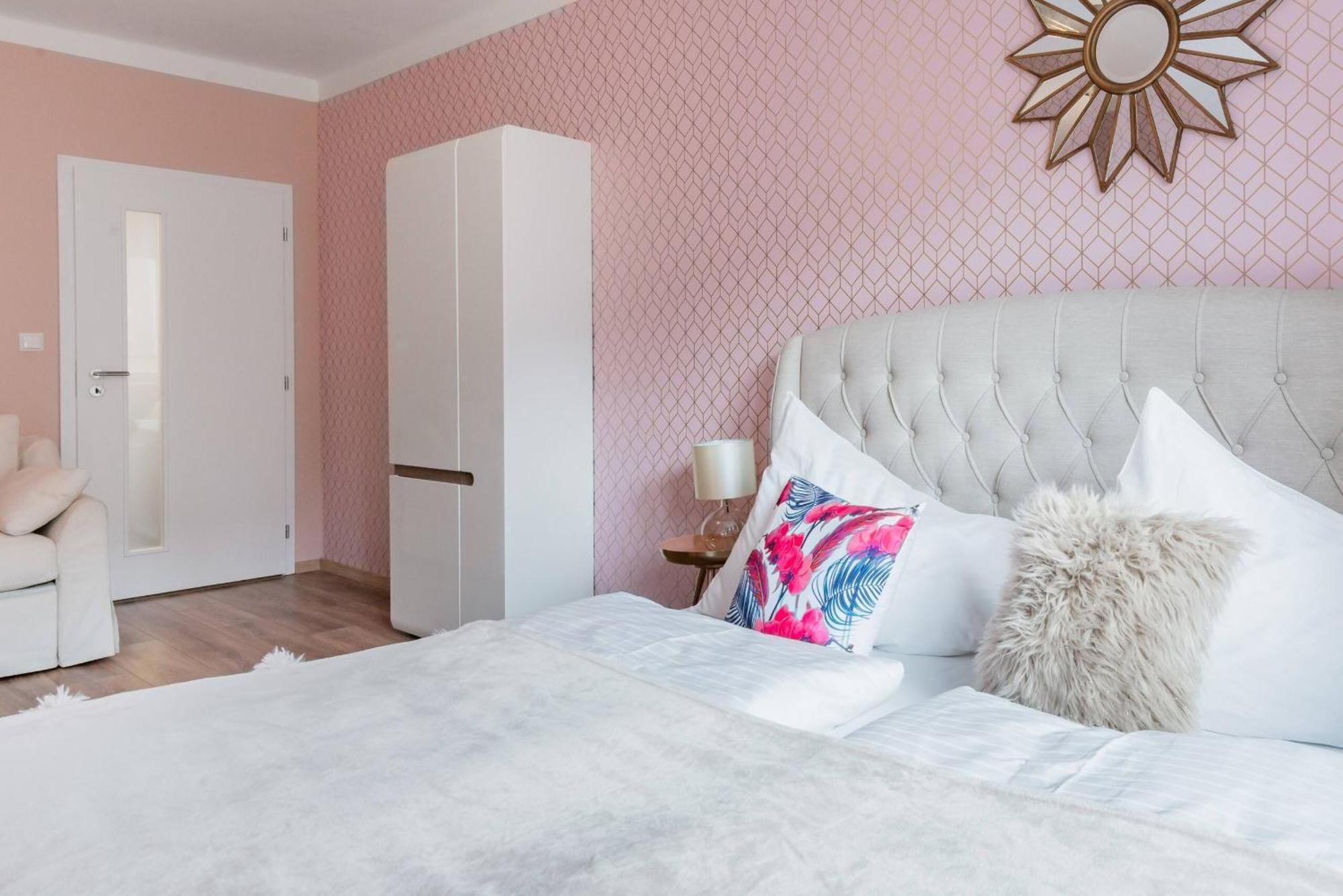 Pastel Art Deco 3bdr Ruterra Apartment *